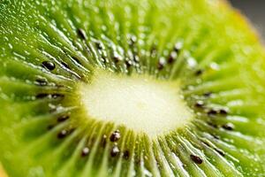 ein Scheibe von reif Kiwi. Makro Hintergrund. foto