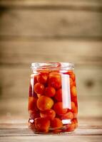 eingelegt reif Tomaten im ein Glas Krug. foto