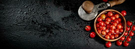 Tomaten zum marinieren im ein hölzern Platte. foto