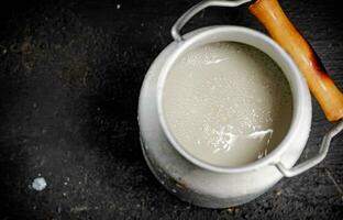 frisch Milch im ein können auf das Tisch. foto