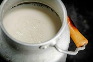 frisch Milch im ein können auf das Tisch. foto