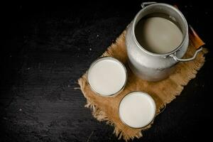 frisch Milch im ein können auf das Tisch. foto