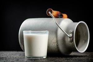 frisch Land Milch im ein Glas auf das Tisch. foto