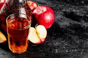 Saft von reif Äpfel im ein Krug und ein Glas auf das Tisch. foto