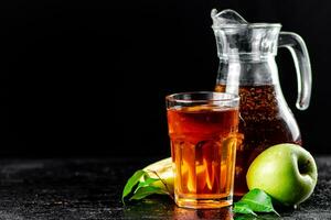 Apfel Saft im ein Glas und Krug. foto