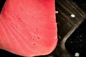 roh Thunfisch auf ein Schneiden Tafel. foto