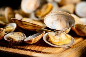 vongole auf ein hölzern Schneiden Tafel. foto