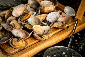 vongole auf ein hölzern Schneiden Tafel. foto