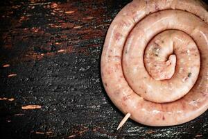 roh Würstchen zum braten auf das Tisch. foto