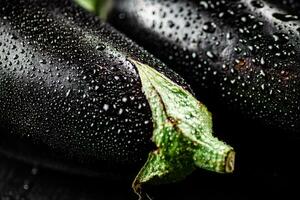 frisch Aubergine mit Tropfen von Wasser. foto