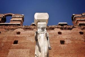 ägyptische göttinstatue in roter bazilika von bergama in der türkei foto