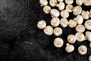 frisch Pilze Champignons auf das Tisch. foto