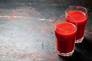 Saft von reif Tomaten im ein Glas. foto