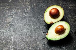 Stücke von frisch Avocado mit Blätter. foto