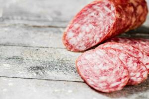 köstlich Salami Würstchen auf das Tisch. foto