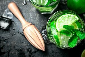 traditionell Mojito mit Stücke von Limette und Minze. foto