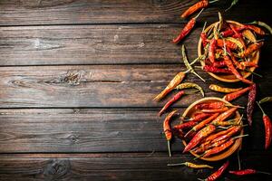 Schoten von getrocknet Chili Pfeffer im ein Platte. foto