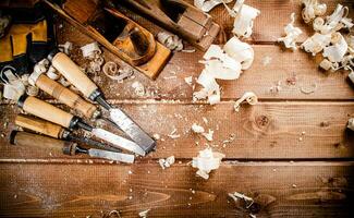 verschiedene Arbeiten Werkzeuge auf Holz auf das Tisch. foto