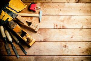 verschiedene Arbeiten Werkzeuge auf Holz auf das Tisch. foto