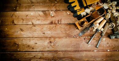 Arbeiten Werkzeug auf Holz mit Sägespäne. foto