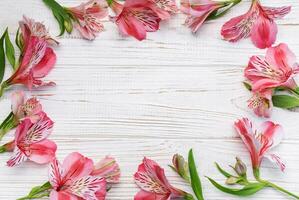 schön Alstroemeria Blumen auf hölzern Hintergrund foto