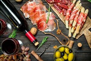 Antipasti Hintergrund.verschiedene Fleisch Vorspeise mit Oliven, Jamon und rot Wein. foto