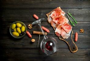 Spanisch Schinken mit rot Wein und Nüsse. foto