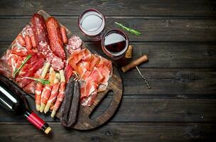 Antipasti Hintergrund.verschiedene Sortiment von Fleisch Snacks mit rot Wein. foto