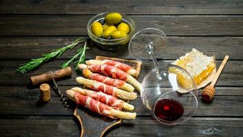 Fleisch Vorspeise auf Grissini mit rot Wein. foto