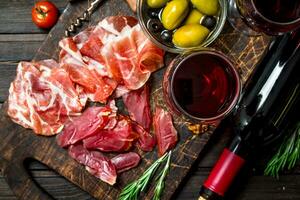 Antipasti Hintergrund. anders Fleisch Snacks mit rot Wein. foto