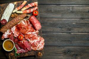 Antipasti Hintergrund. Sortiment von Fleisch Snacks auf das Tafel . foto