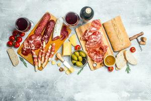 Antipasti Hintergrund. anders Italienisch Snacks mit rot Wein. foto