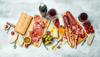 Antipasti Hintergrund. anders Italienisch Snacks mit rot Wein. foto