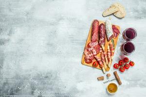 Antipasti Hintergrund. anders Italienisch Snacks mit rot Wein. foto