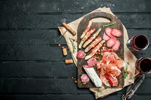 Antipasti Hintergrund.traditionell Italienisch Vorspeisen mit rot Wein. foto