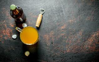 Bier im ein Glas Tasse und ein Flasche. foto