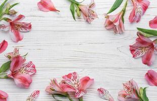 schön Alstroemeria Blumen auf hölzern Hintergrund foto