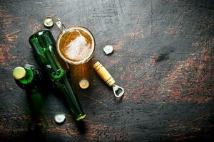 Glas von Bier und ein Flasche. foto