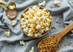 lecker gesalzen hausgemacht Popcorn foto