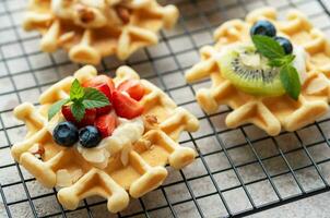 frisch gebacken Waffeln mit Erdbeeren und Blaubeeren foto