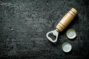 Flasche Öffner mit Bier Abdeckungen. foto