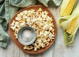 lecker gesalzen hausgemacht Popcorn foto