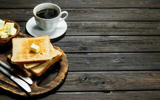 getoastet Brot mit Butter und Kaffee. foto