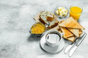 Frühstück. getoastet Brot mit Butter, Honig und Orange Marmelade. foto