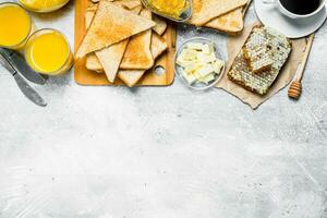 Frühstück. getoastet brot, Kaffee mit Orange Saft und Marmelade. foto