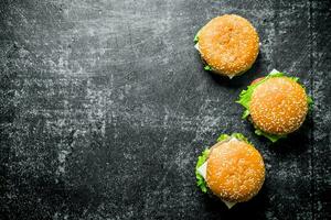 Burger mit Rindfleisch und Gemüse. foto