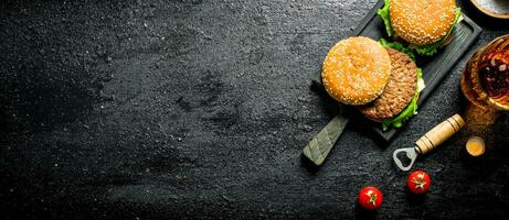 Burger mit Bier im ein Glas und Tomaten. foto