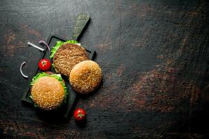 Burger mit Rindfleisch und Gemüse. foto