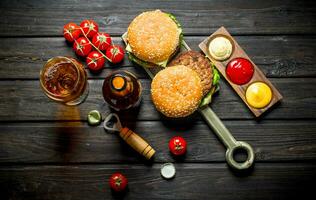 Burger mit Bier im ein Flasche und ein Glas. foto