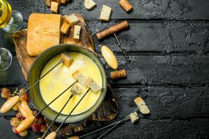 köstlich Fondue Käse mit Weiß Wein. foto